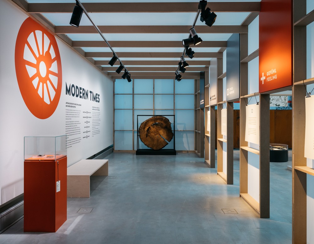 Der Eingang zur Sonderausstellung Modern Times mit Einführungstext, Baumscheibe und Durchgängen in die Ausstellung. (Bild: LWL-MAK/Daniel Sadrowski)
