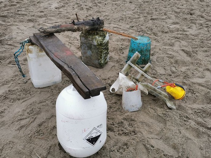 Nachbau aus Müll an einem Strand (vergrößerte Bildansicht wird geöffnet)