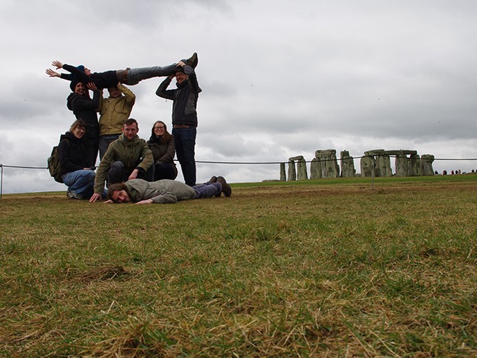 Stonehenge aus Menschen vor dem Original (Enlarged picture view opens)