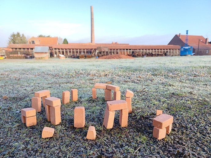 Nachbau aus Miniatur-Ziegeln vor einem Ziegelei-Museum (vergrößerte Bildansicht wird geöffnet)