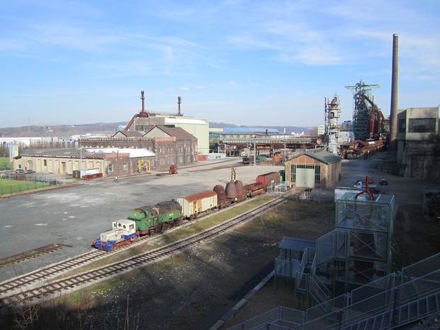 Blick auf die Steinhauser Hütte mit Zug im Vordergrund und Gebäuden im Hintergrund (Bild: LWL-Museen für Industriekultur/O. Schmidt-Rutsch).