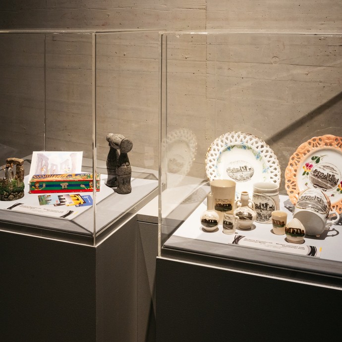 Teller u.a. Porzellan mit Stonehenge Motiven (öffnet vergrößerte Bildansicht)