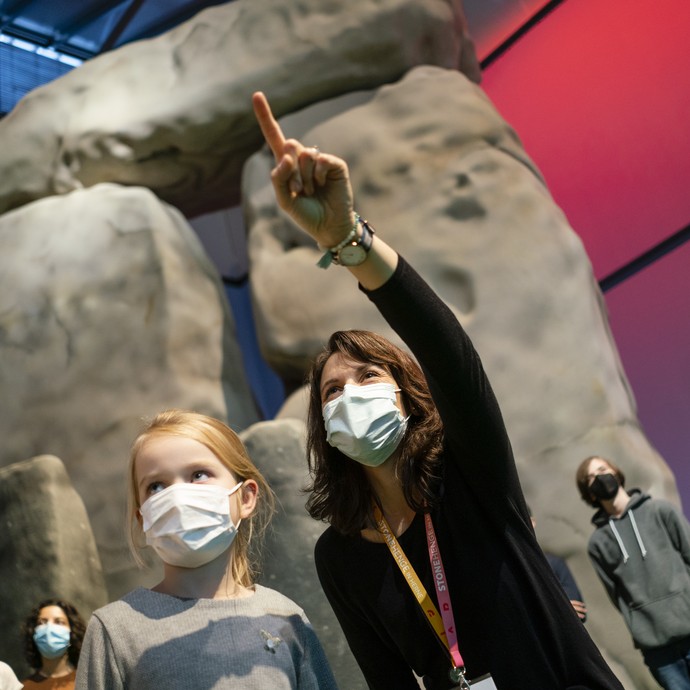 Museumspädagogin führt durch rekonstruiertes Stonehenge (öffnet vergrößerte Bildansicht)