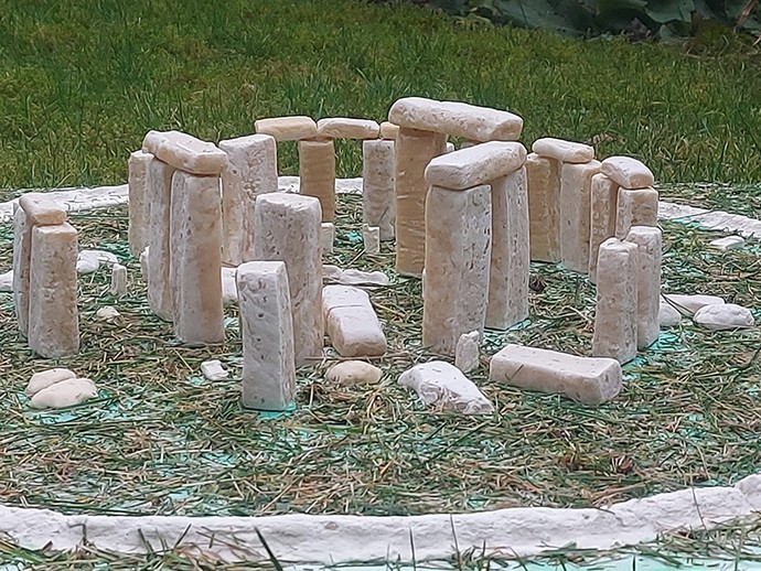 Nachbau aus Salzteig auf einer Wiese (vergrößerte Bildansicht wird geöffnet)