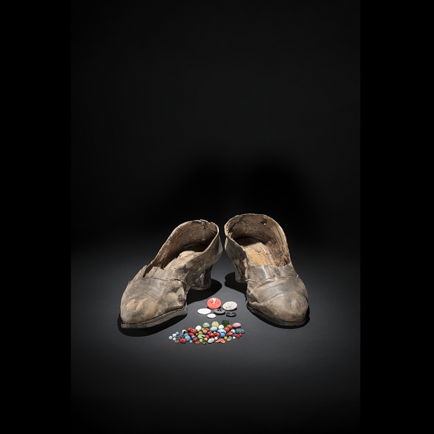 Old Shoes and glass beads (Bild: LWL-MAK/ S. Brentführer) Old Shoes and glass beads (Bild: LWL-MAK/ S. Brentführer)