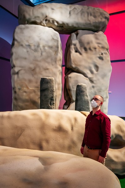 Die Dimension der 7 m hohen Steine in der Ausstellung (Bild: LWL/D. Sadrowski)