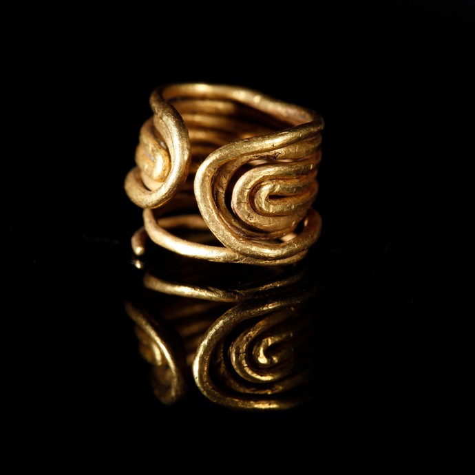 Filigraner goldener Noppenring aus dem Grabhügel bei Bad Wünnenberg-Leiberg (öffnet vergrößerte Bildansicht)
