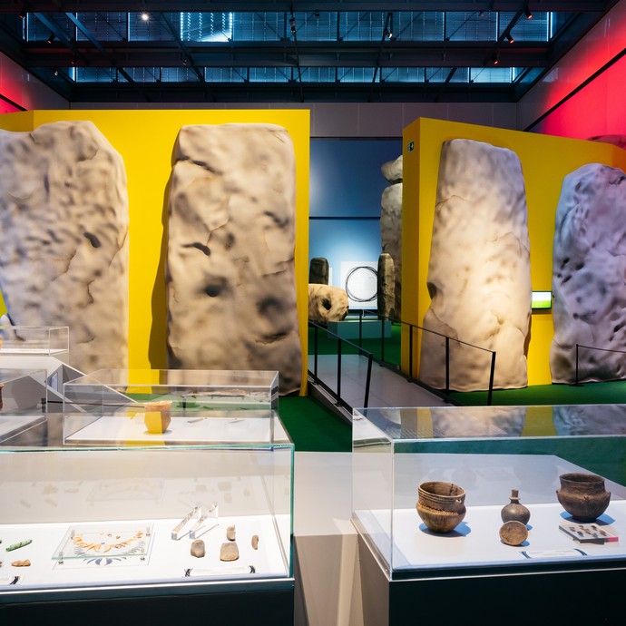 Blick in die Ausstellung mit Vitrinen im vorderen Bereich (öffnet vergrößerte Bildansicht)